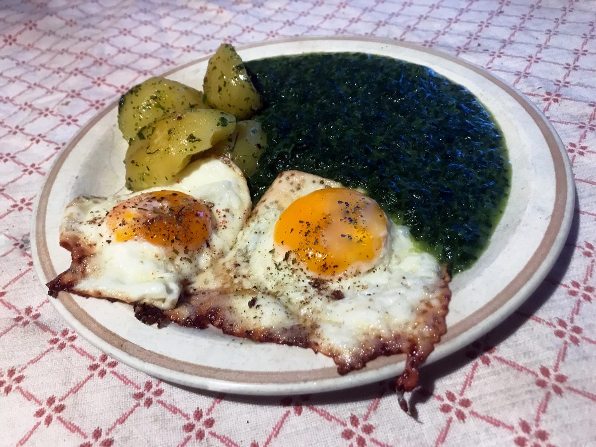 Creamed spinach with fried eggs and potatoes