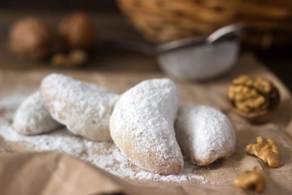 Vanilla crescent cookies dusted with powdered sugar