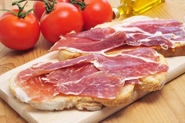 Bread with tomato and slices of serrano ham