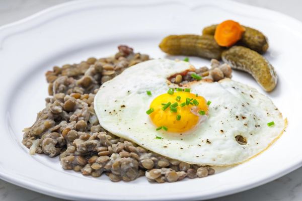 Čočka na kyselo, Sour Lentils with Egg and Sausage