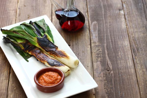 Calçots amb salsa romesco, Grilled Spring Onions with Romesco