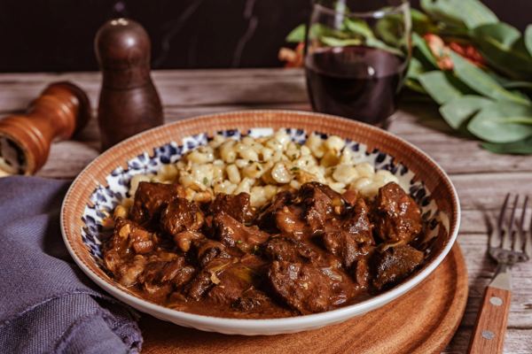 Marhapörkölt nokedlivel, Beef Pörkölt with Nokedli